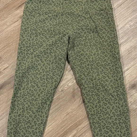 J. Crew Women’s Green Leopard Print 7/8 Leggings - Picture 2 of 5
